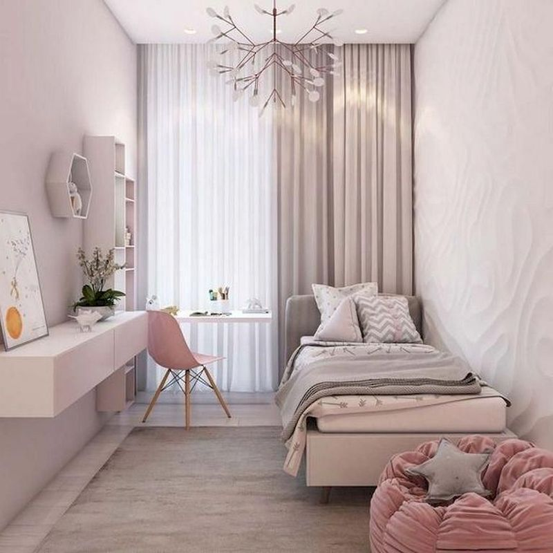phòng ngủ nhỏ với giường đơn, cửa sổ kính lớn, bàn nổi gắn tường, kệ mở gắn tường