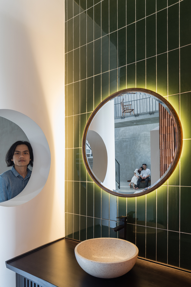 Gương tr&ograve;n viền khung gắn đ&egrave;n LED nổi bật tr&ecirc;n nền tường ốp gạch men b&oacute;ng m&agrave;u xanh l&aacute; c&acirc;y nhẹ nh&agrave;ng, tạo cảm gi&aacute;c thư gi&atilde;n cho người d&ugrave;ng nh&agrave; vệ sinh.
