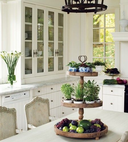 hình ảnh kệ đặt trái cây, cây cảnh 3 tầng trong phòng bếp