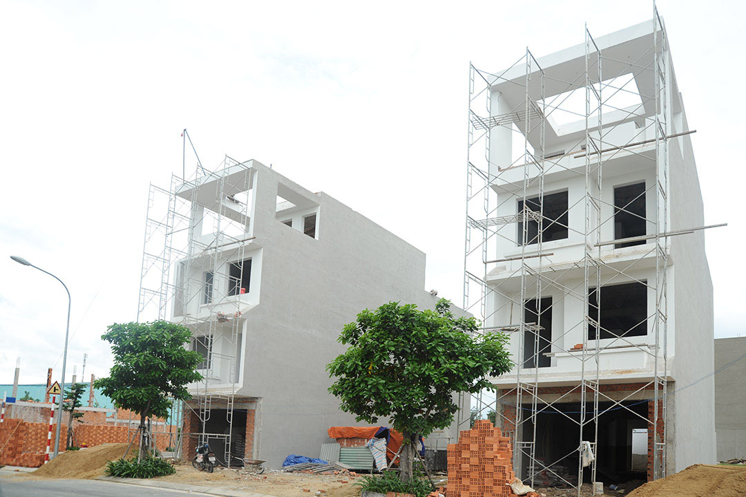 2 ng&ocirc;i nh&agrave; cao tầng nằm gần nhau đang x&acirc;y dựng