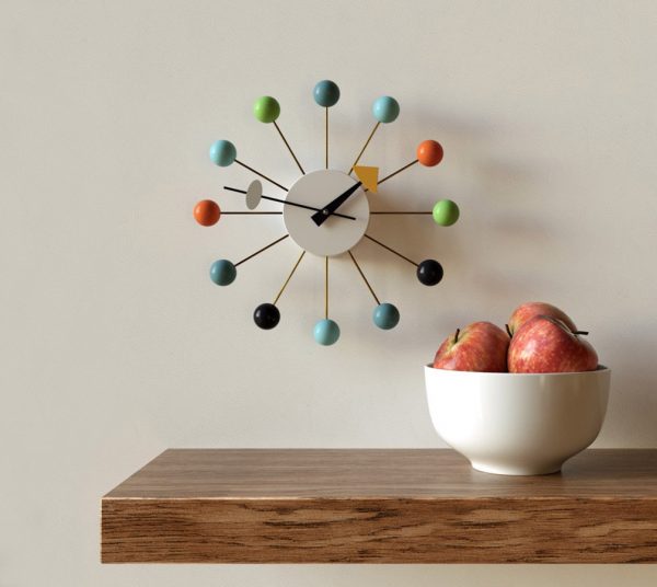 đồng hồ treo tường phong c&aacute;ch Mid-century với c&aacute;c điểm tr&ograve;n m&agrave;u sắc bắt mắt