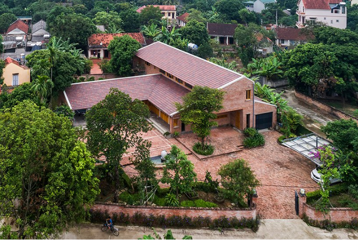 Khoảng sân gạch đỏ tạo cảm giác thân thuộc, ấm áp, là không gian lý tưởng để trẻ nhỏ vui đùa, người lớn thư giãn...
