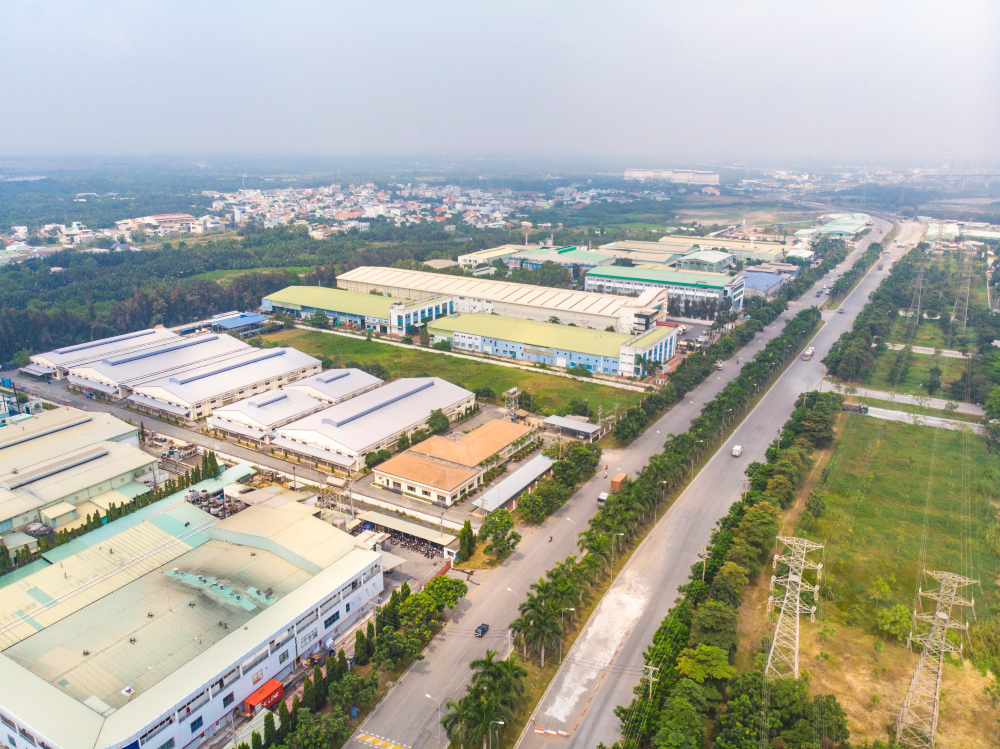 h&igrave;nh ảnh một khu bất động sản c&ocirc;ng nghiệp nh&igrave;n từ tr&ecirc;n cao với nhiều nh&agrave; xưởng, kho h&agrave;ng