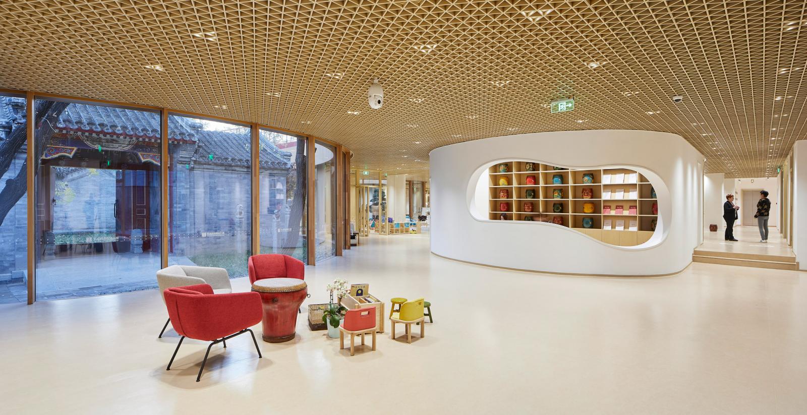 kh&ocirc;ng gian lớp học mầm non rộng r&atilde;i, tho&aacute;ng s&aacute;ng 