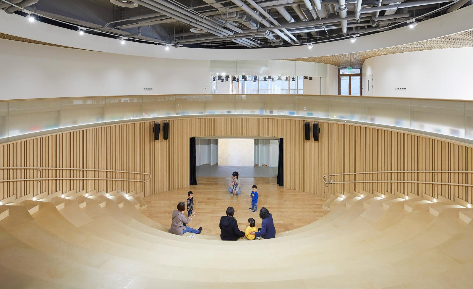 Trường mẫu gi&aacute;o cũng c&oacute; một thư viện, nh&agrave; h&aacute;t nhỏ v&agrave; ph&ograve;ng tập thể dục