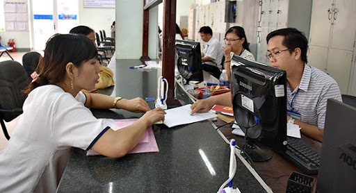 người d&acirc;n đến ph&ograve;ng T&agrave;i nguy&ecirc;n v&agrave; M&ocirc;i trường để xem quy hoạch đất