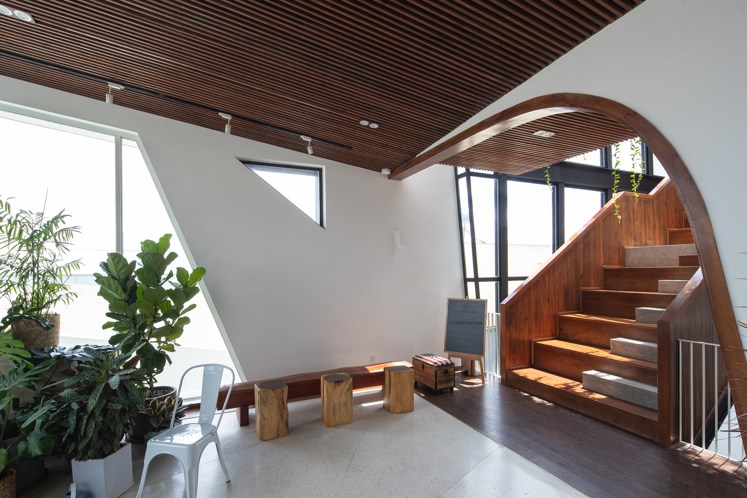 C&aacute;c g&oacute;c thư gi&atilde;n được bố tr&iacute; rải r&aacute;c khắp homestay với nắng gi&oacute; ngập tr&agrave;n.