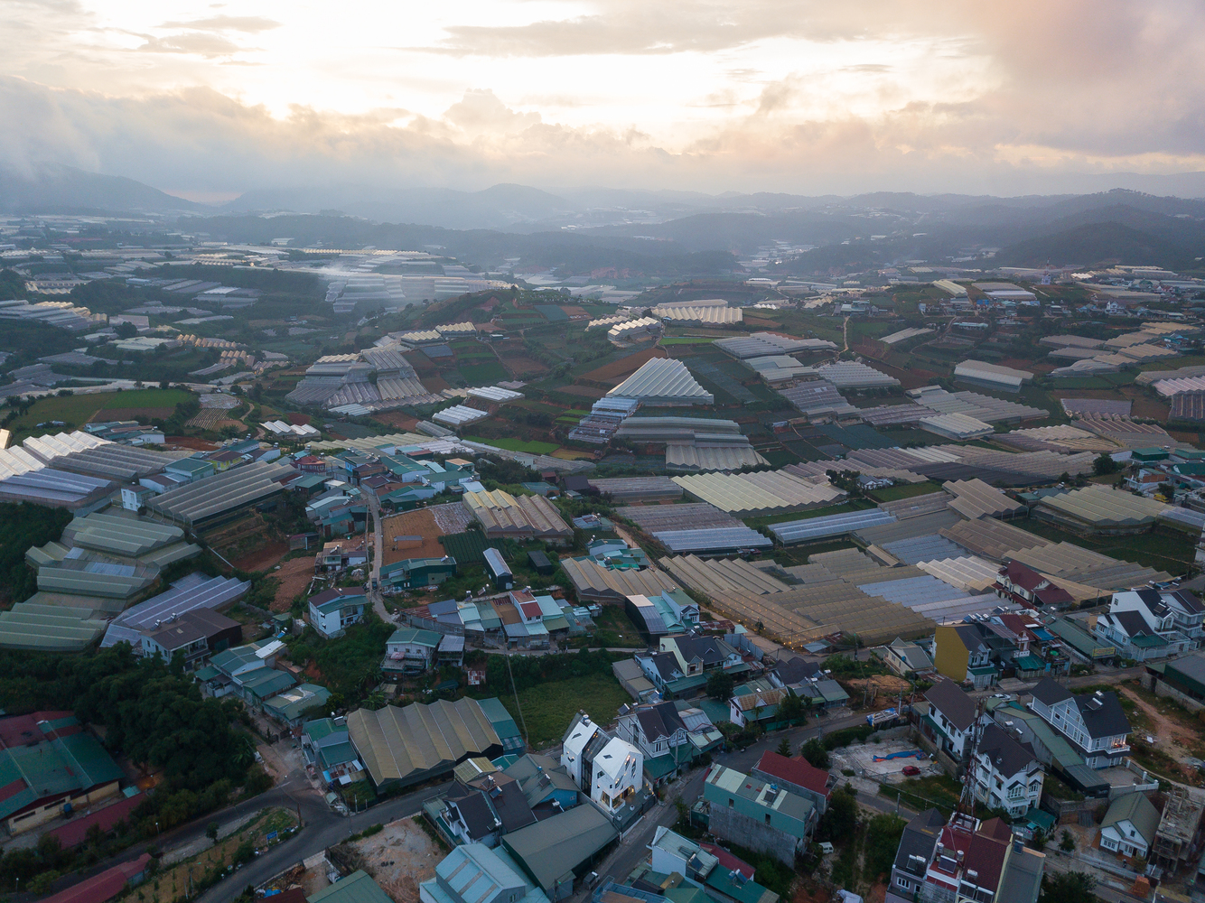 hình ảnh homestay màu trắng nhìn từ trên cao