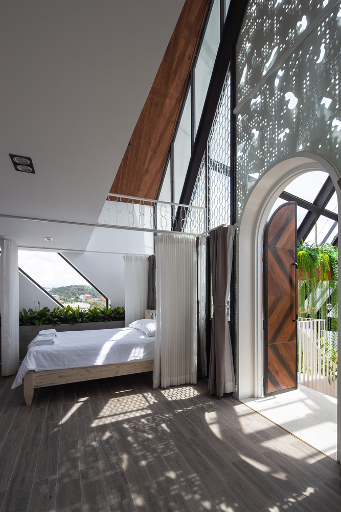 Homestay còn có những phòng ngủ riêng tư hơn, kết nối trực tiếp với thiên nhiên xanh mát bên ngoài.