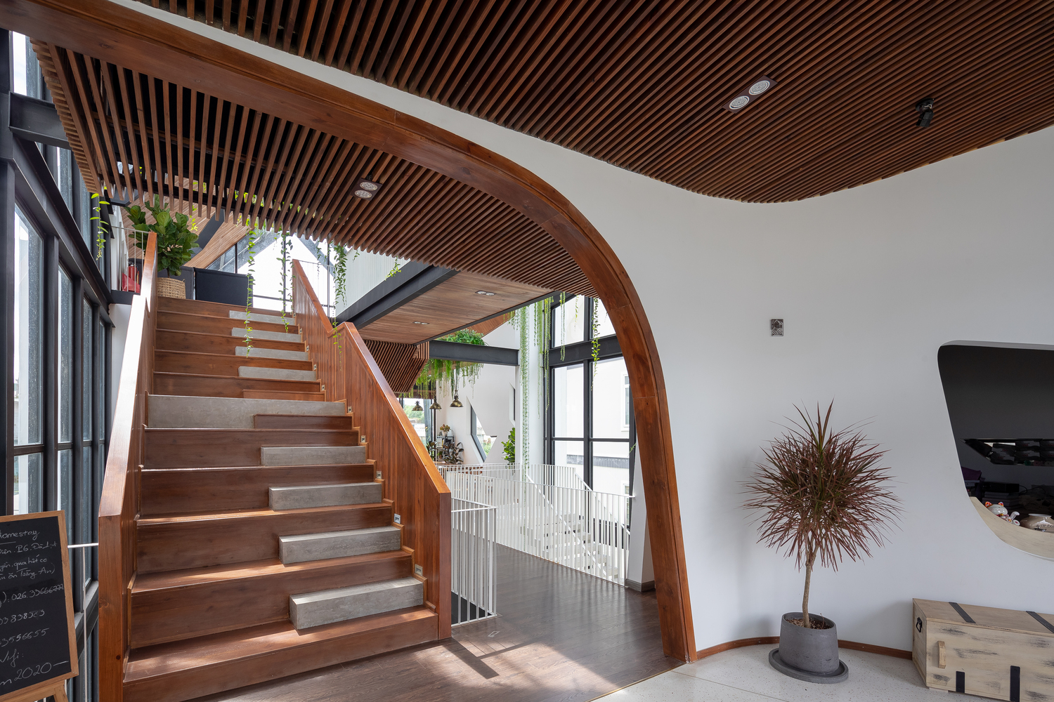 khu vực cầu thang ngập tr&agrave;n &aacute;nh s&aacute;ng tự nhi&ecirc;n trong homestay Đ&agrave; Lạt