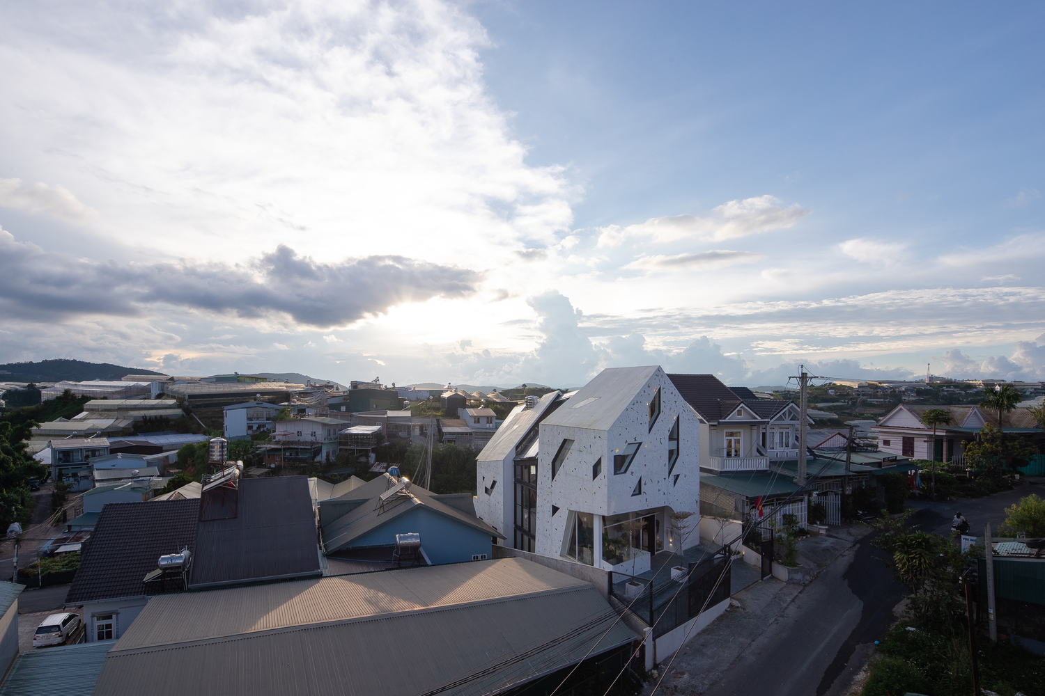 h&igrave;nh ảnh homestay ở Đ&agrave; Lạt với kiến tr&uacute;c độc đ&aacute;o, gam m&agrave;u trắng chủ đạo