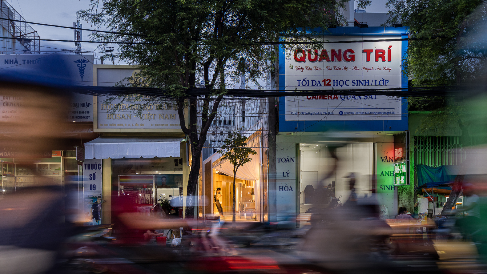 h&igrave;nh ảnh mặt tiền nh&agrave; phố S&agrave;i G&ograve;n nh&igrave;n từ xa với &aacute;nh đ&egrave;n v&agrave;ng ấm &aacute;p