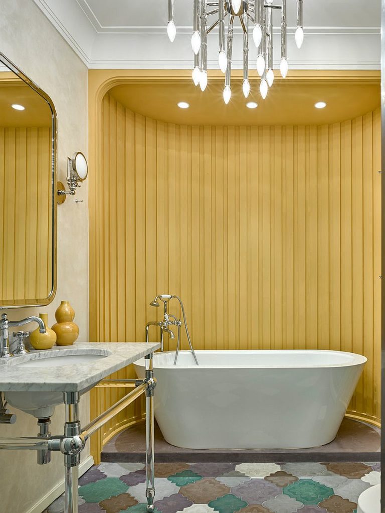 ph&ograve;ng tắm m&agrave;u trắng với bức tường m&agrave;u v&agrave;ng tươi tạo điểm nhấn