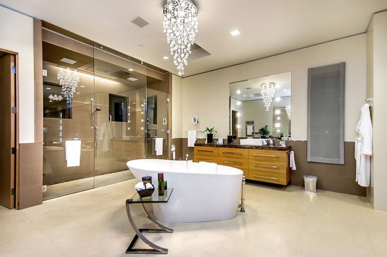 Đ&egrave;n ch&ugrave;m xếp tầng l&agrave; điểm nhấn cực kỳ h&uacute;t mắt trong ph&ograve;ng tắm hiện đại.