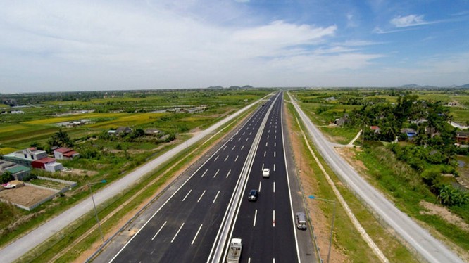 hình ảnh minh họa cho tuyến cao tốc Bắc - Nam với hai bên là ruộng đồng, làng mạc