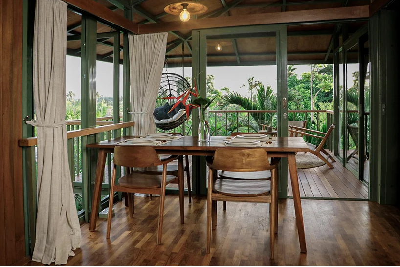 Phòng ăn đặt cạnh cửa kính trong suốt mở ra ban công ngập tràn nắng gió, hướng tầm nhìn ra thiên nhiên xanh ngút ngàn.