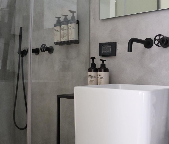 Sắp xếp đồ dùng phòng tắm ngăn nắp