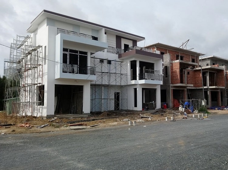 nhiều ng&ocirc;i nh&agrave; ở cạnh nhau đang được x&acirc;y dựng