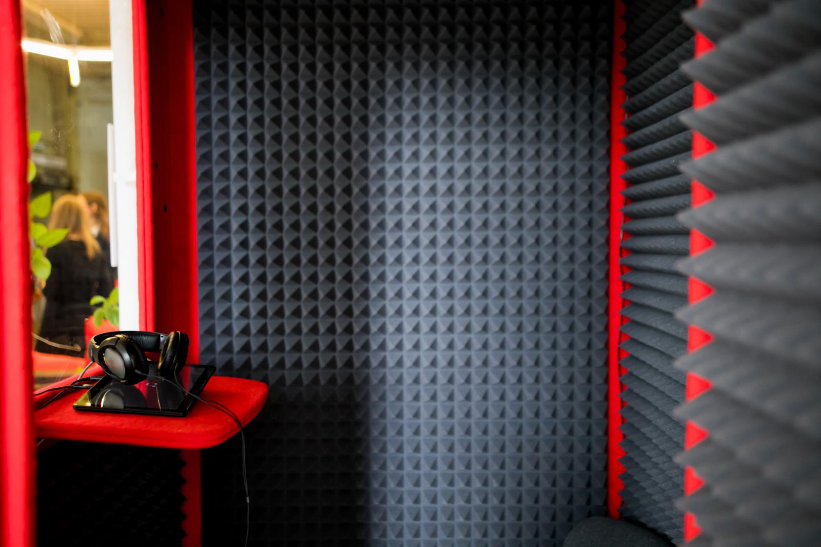Mút xốp trứng gà thường được dùng để làm cách âm cho tường phòng thu, karaoke.