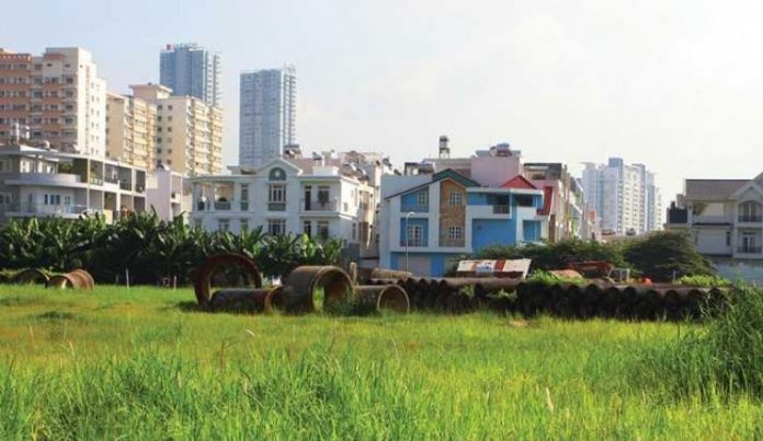 h&igrave;nh ảnh ruộng l&uacute;a, đất n&ocirc;ng nghiệp s&aacute;t cạnh những t&ograve;a nh&agrave; cao tầng, c&ocirc;ng tr&igrave;nh x&acirc;y dựng 