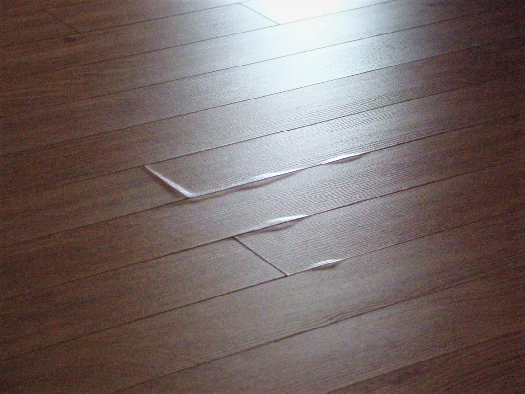 S&agrave;n gỗ chất lượng k&eacute;m dễ bị phồng rộp 