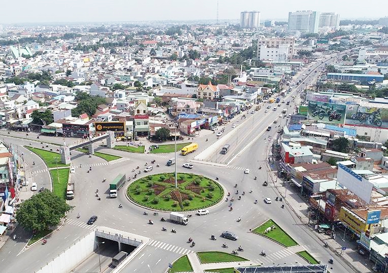 thành phố có nhiều công trình xây dựng và xe cộ đang đi lại
