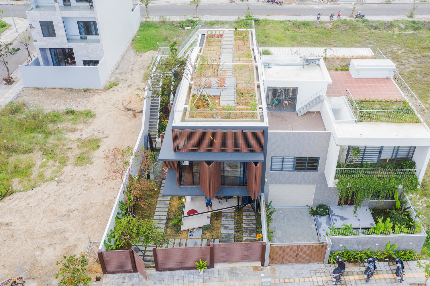 h&igrave;nh ảnh tầng thượng ng&ocirc;i nh&agrave; trồng rau củ xanh tốt v&agrave; s&acirc;n chơi tho&aacute;ng đ&atilde;ng