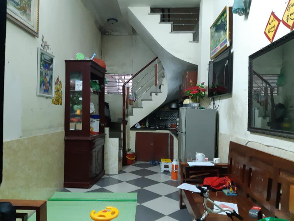 tầng 1 của một căn nh&agrave; phố nhỏ c&oacute; nhiều đồ đạc lộn xộn trong nh&agrave;