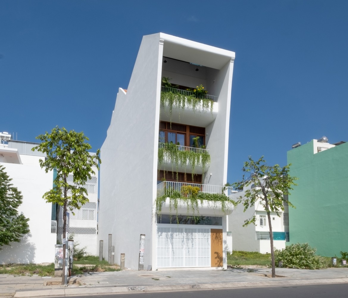 h&igrave;nh ảnh to&agrave;n cảnh ng&ocirc;i nh&agrave; ống 4 tầng nằm cạnh mặt đường lớn ở TP. Nha Trang