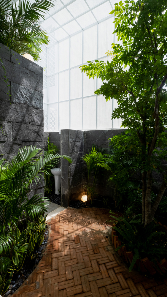 C&acirc;y xanh trong nh&agrave; - ngo&agrave;i vườn kết nối xuy&ecirc;n suốt với nhau.