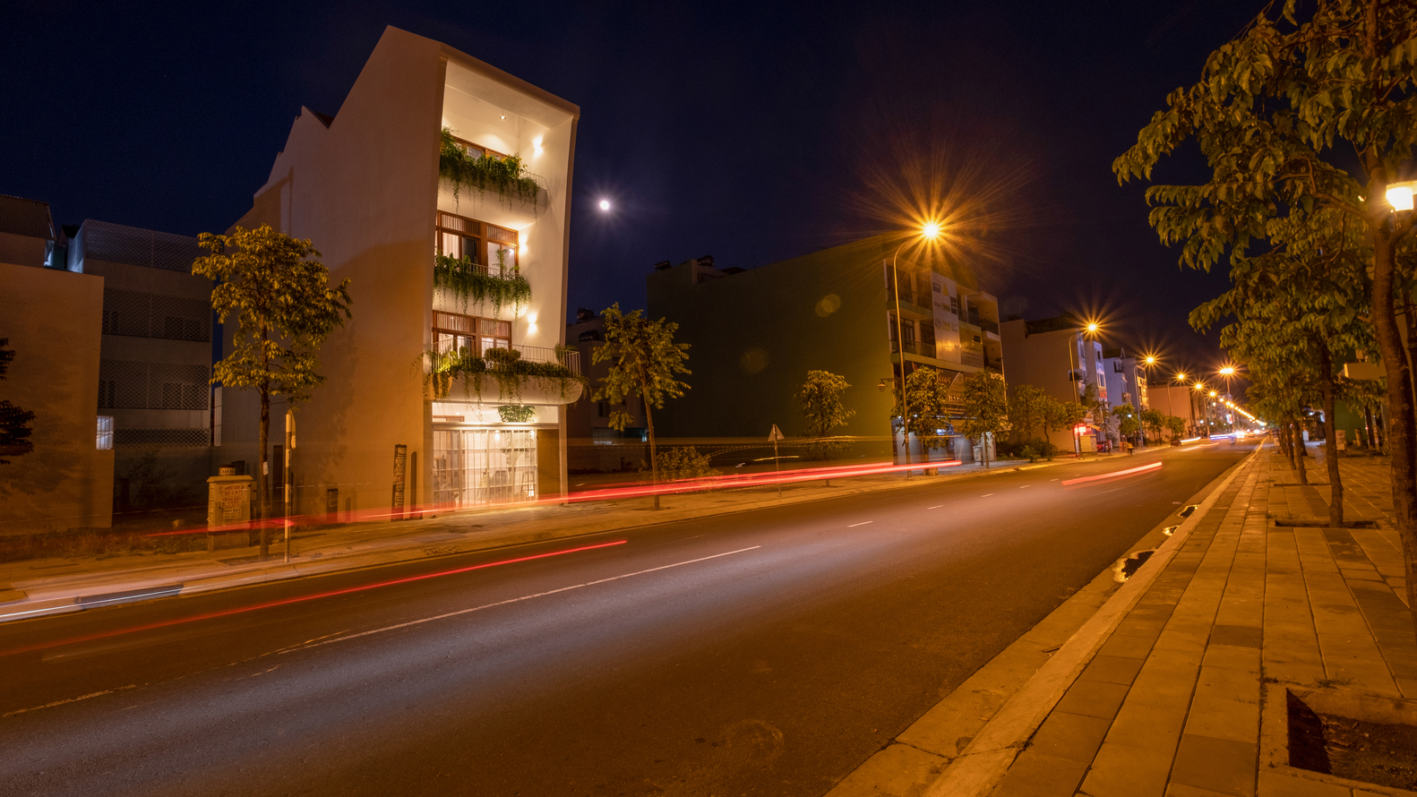 Khung cảnh nh&agrave; ống 4 tầng về đ&ecirc;m.