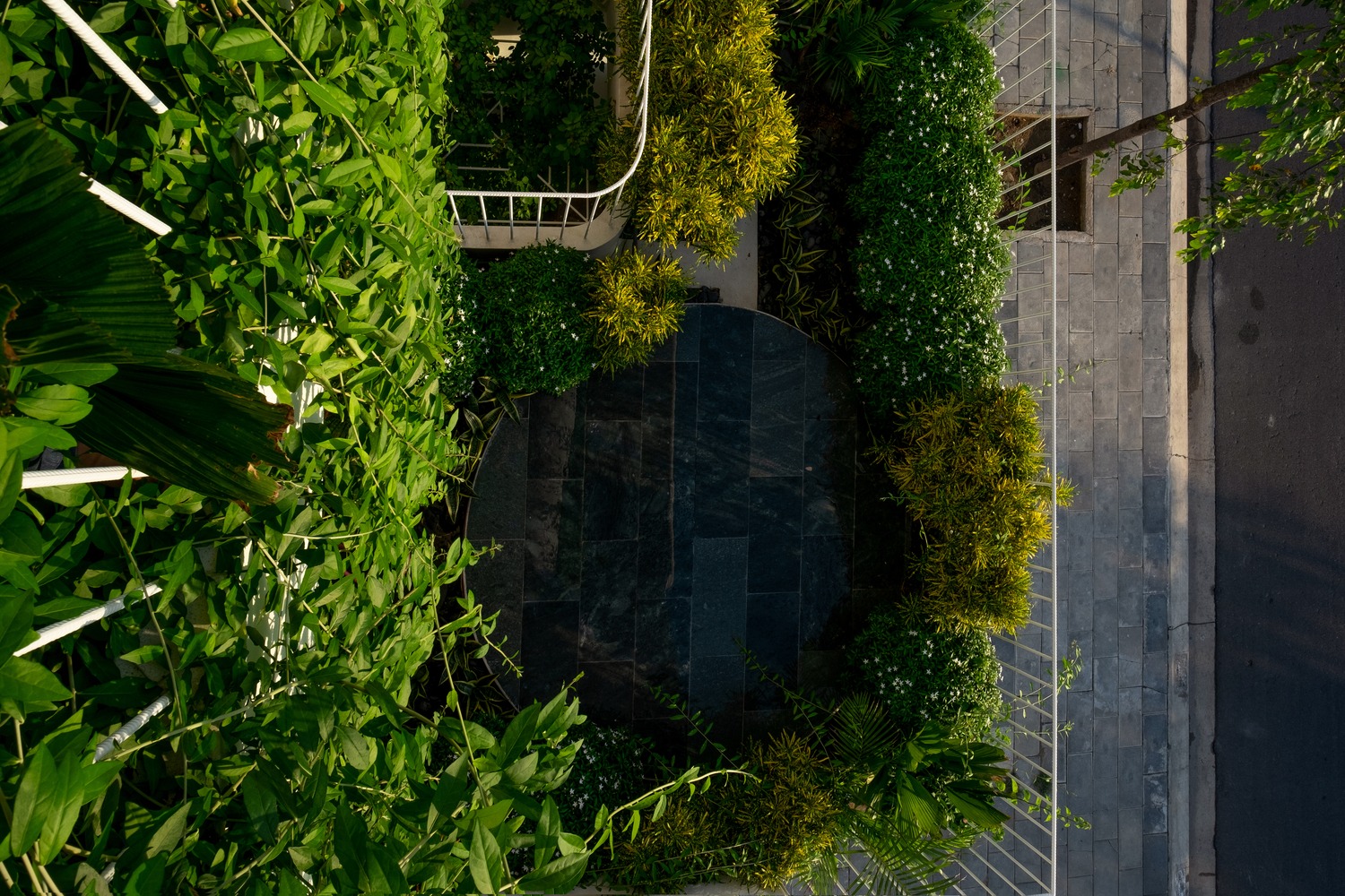 ban c&ocirc;ng nh&agrave; ống nh&igrave;n từ tr&ecirc;n cao với nhiều c&acirc;y xanh tươi tốt