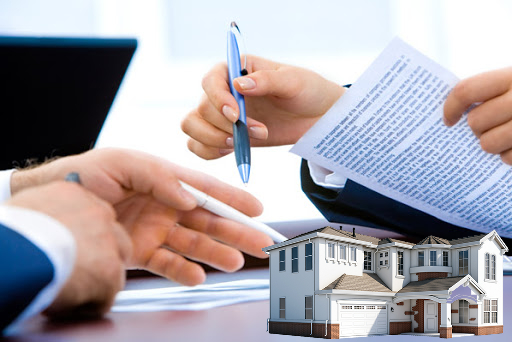 2 người đang b&agrave;n luận về tờ hợp đồng, b&ecirc;n cạnh l&agrave; h&igrave;nh ảnh ng&ocirc;i nh&agrave;