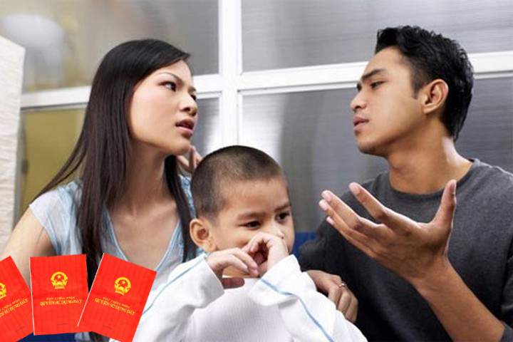 một gia đ&igrave;nh với bố mẹ v&agrave; con, 2 bố mẹ đang tranh c&atilde;i về vấn đề sổ đỏ