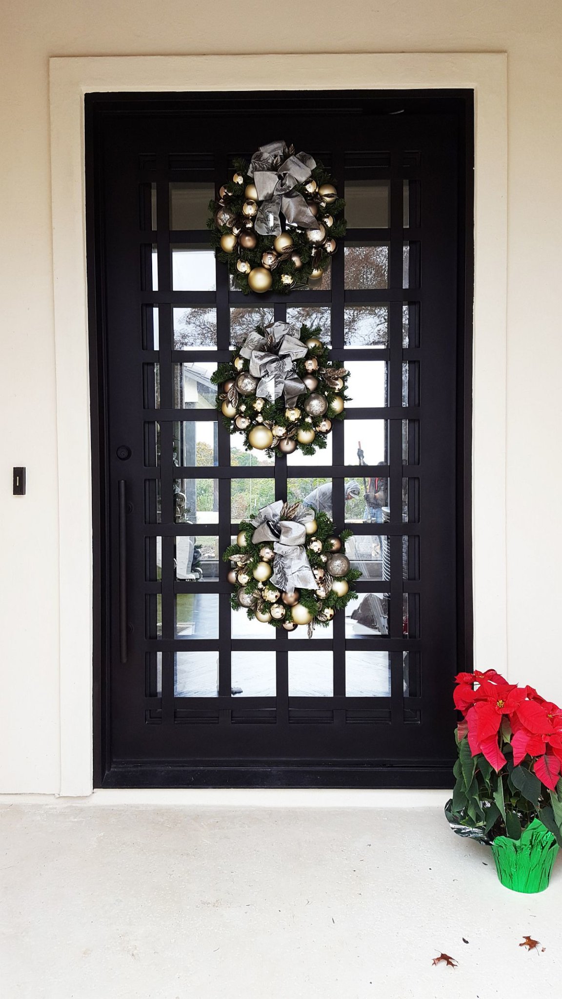 Bạn cũng có thể kết hợp vòng hoa thường xanh với đồ trang trí Noel để có một vòng hoa đẹp cho lối vào nhà mùa lễ hội cuối năm.