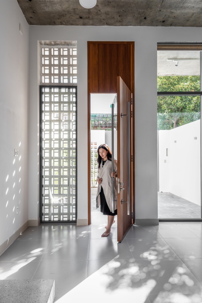 cô gái mở cửa bước vào nhà
