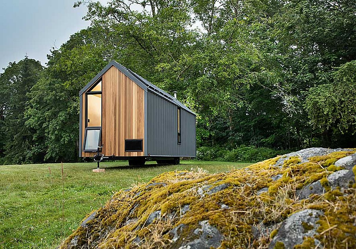 h&igrave;nh ảnh cận cảnh mặt b&ecirc;n ng&ocirc;i nh&agrave; cabin với đầu hồi ốp gỗ tuyết t&ugrave;ng m&agrave;u s&aacute;ng