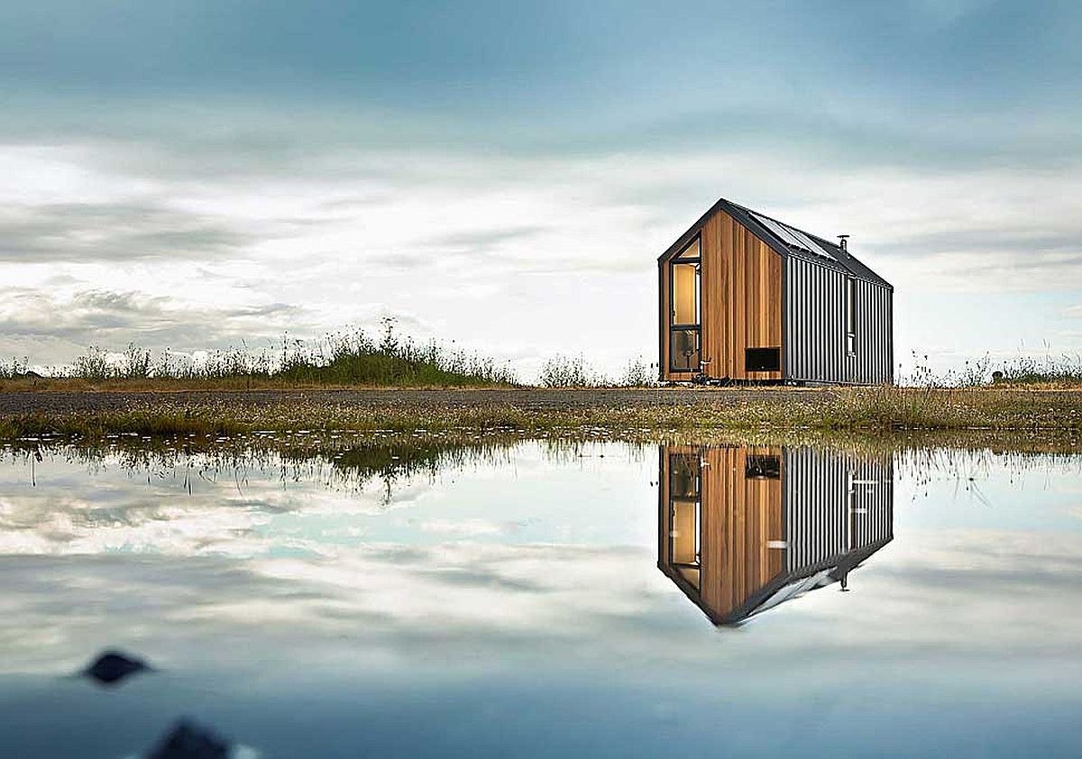 h&igrave;nh ảnh ng&ocirc;i nh&agrave; cabin được phản chiếu ở hồ nước b&ecirc;n cạnh