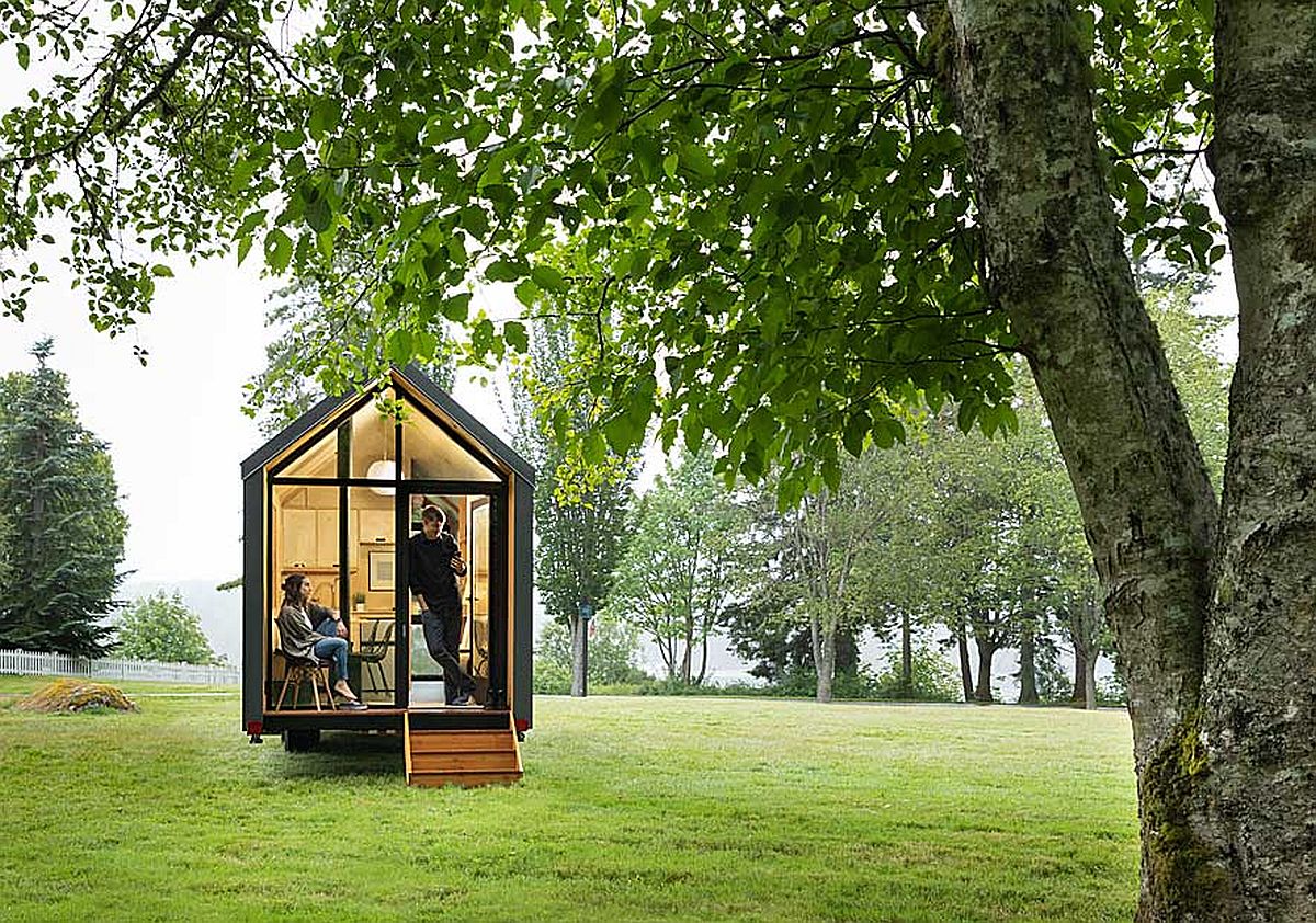 h&igrave;nh ảnh một người phụ nữ, một người đ&agrave;n &ocirc;ng trẻ tuổi ở sảnh v&agrave;o nh&agrave; cabin