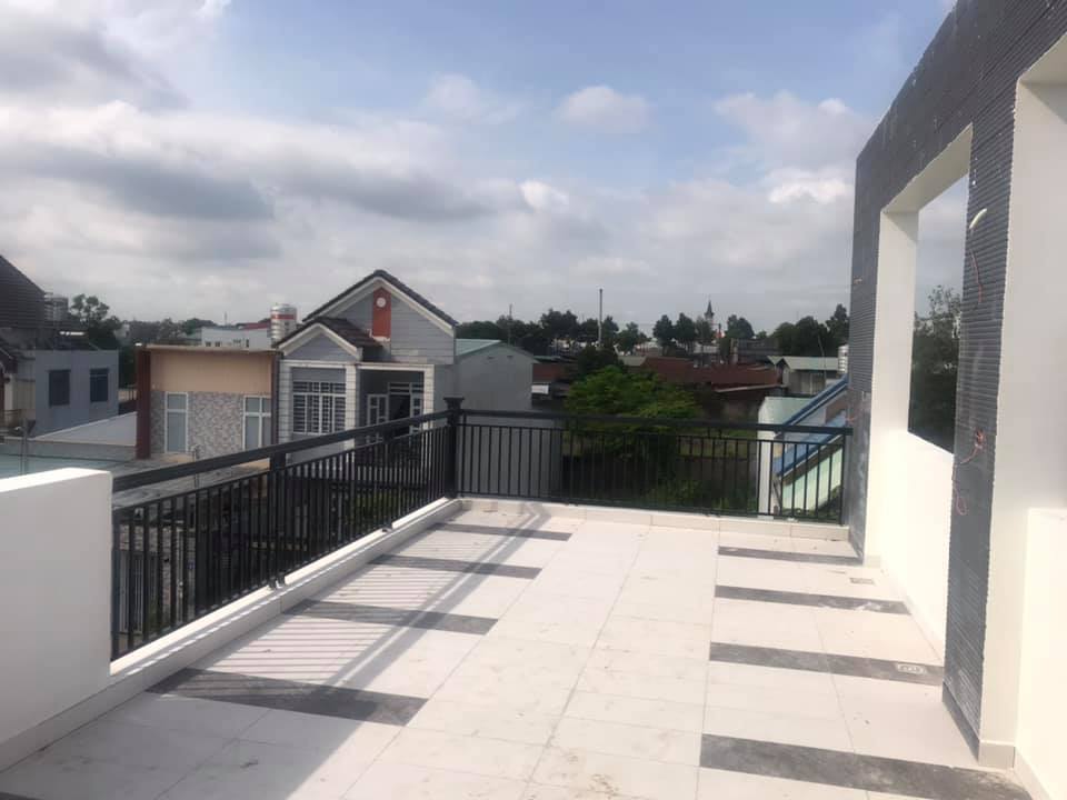 Gạch s&acirc;n thượng 300 x 600mm.