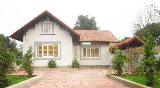 hình ảnh ngôi nhà cấp 4 với vườn cây xanh mướt bao quanh minh họa cho việc nhà ở riêng lẻ phải xin giấy phép xây dựng