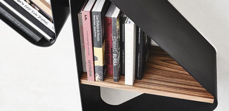 cận cảnh kệ m&ocirc; đun bằng kim loại