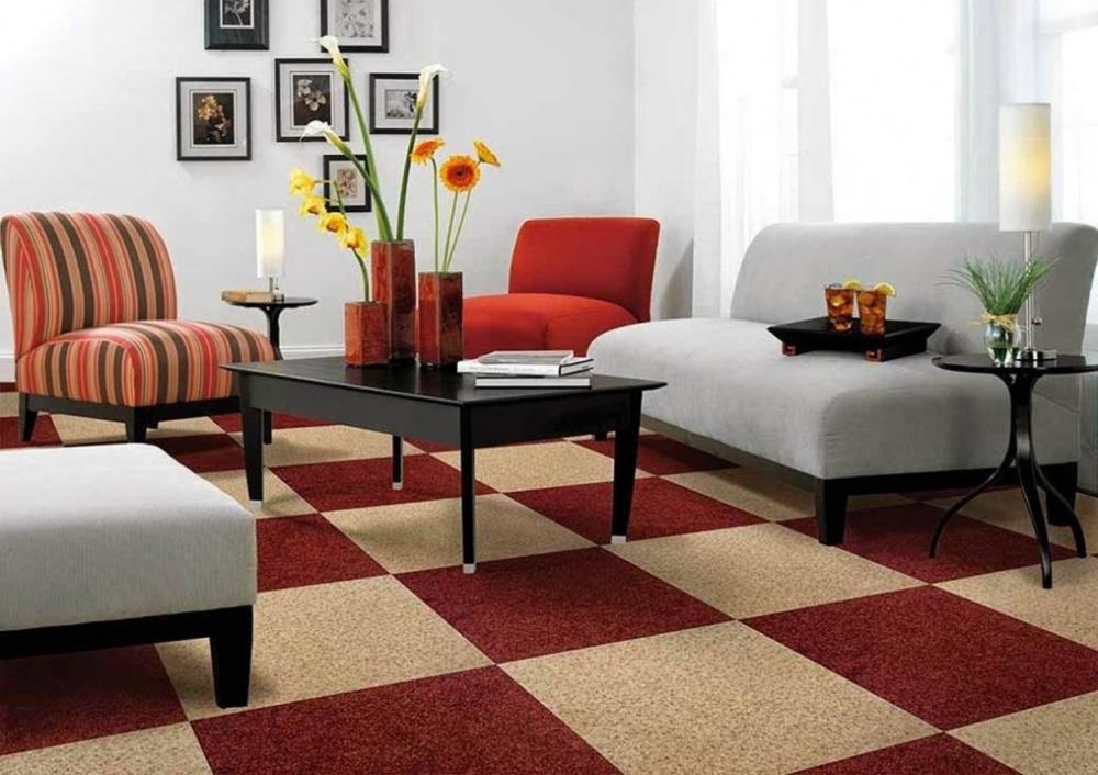 h&igrave;nh ảnh ph&ograve;ng kh&aacute;ch với bộ ghế sofa m&agrave;u ghi x&aacute;m chủ đạo, thảm trải s&agrave;n kẻ caro m&agrave;u kem v&agrave; đỏ đ&ocirc;, bộ tranh đen trắng treo tường