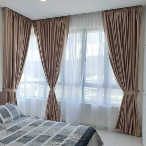 R&egrave;m cửa bằng vải d&agrave;y dặn, hai lớp gi&uacute;p c&aacute;ch nhiệt hiệu quả.