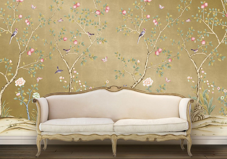 hình ảnh cận cảnh ghế sofa màu be kiểu dáng cổ điển, phía sau là phông nền họa tiết hoa lá, chim chuyền cành - nét đặc trưng của phong cách nội thất Chinoiserie