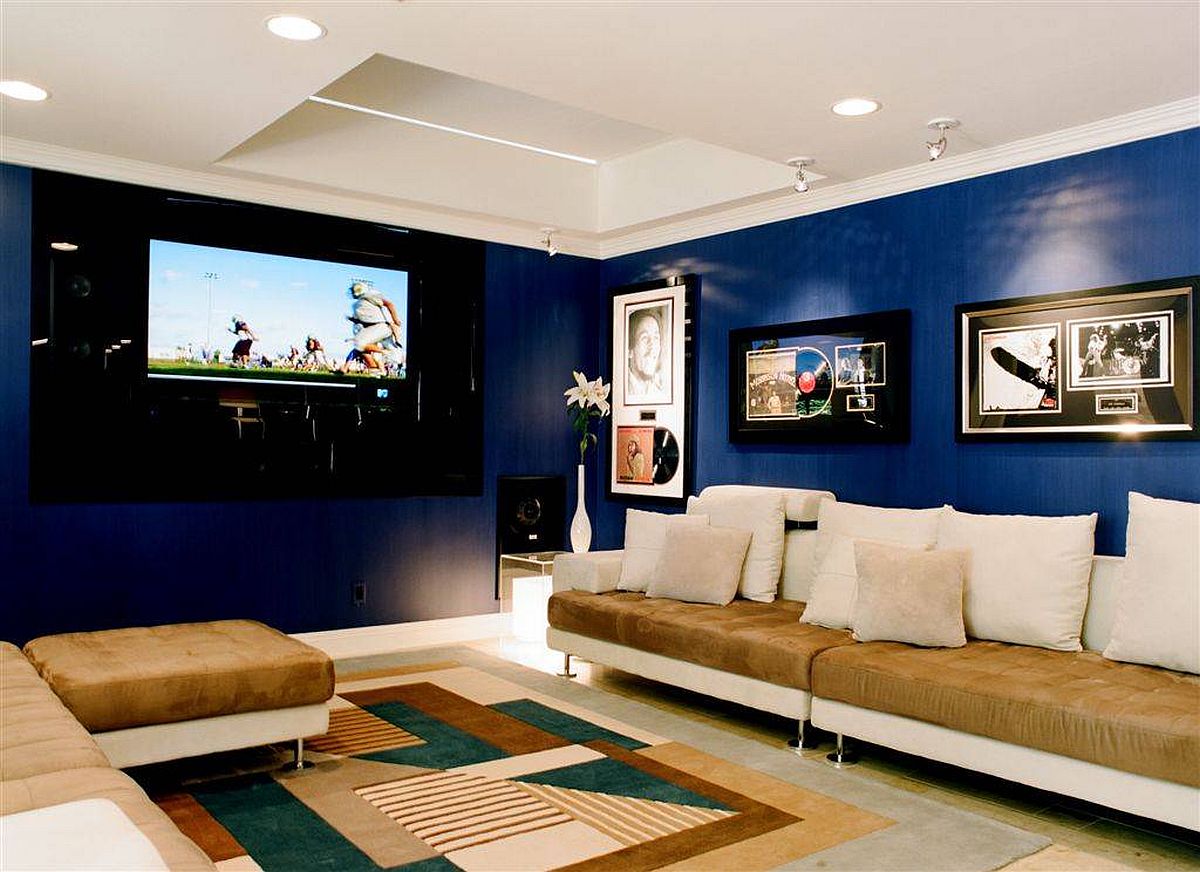 H&igrave;nh ảnh ph&ograve;ng kh&aacute;ch với bộ ghế sofa m&agrave;u v&agrave;ng bơ, c&aacute;c bức tường sơn m&agrave;u xanh lam đậm