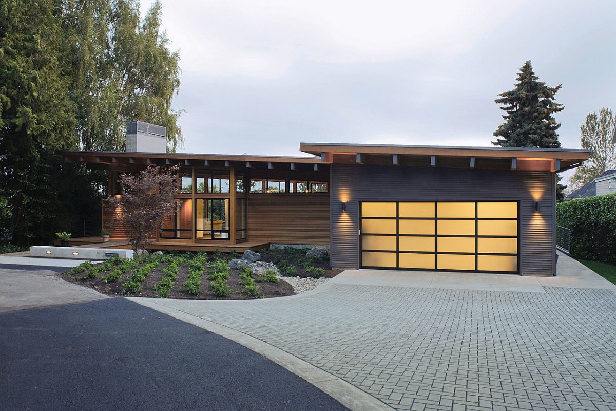To&agrave;n cảnh mặt tiền ng&ocirc;i nh&agrave; hiện đại v&agrave; bền vững ở Vancouver với khoảng s&acirc;n trước rộng r&atilde;i, tho&aacute;ng đ&atilde;ng 