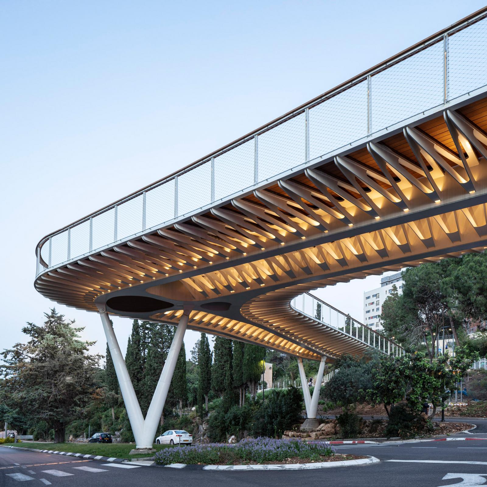 Cổng v&agrave;o của Học viện C&ocirc;ng nghệ Technion Israel được thiết kế như một c&acirc;y cầu.