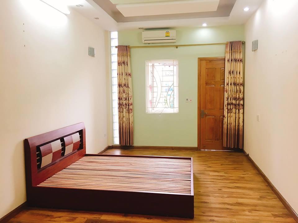 một chiếc giường ngủ đặt bên trong một căn phòng