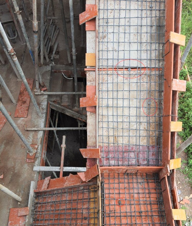 D&ugrave;ng con k&ecirc; b&ecirc; t&ocirc;ng đổ cầu thang